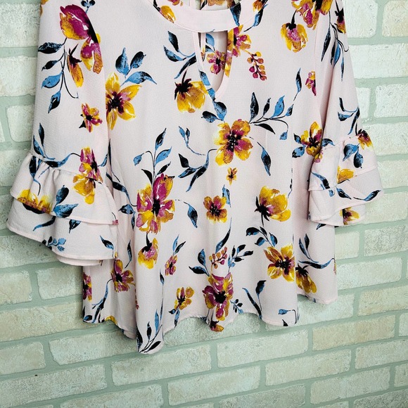 Light Pink Floral Flowy Blouse with Ruffled Sleeves - Picture 4 of 7